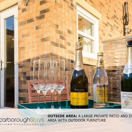 Hibernia Place, 3 Bedroom Townhouse With Patio & Seating Area - Free Parking *