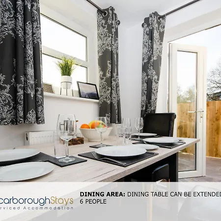 Hibernia Place, 3 Bedroom Townhouse With Patio & Seating Area - Free Parking