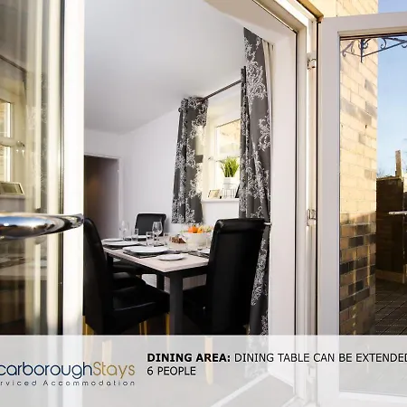 Hibernia Place, 3 Bedroom Townhouse With Patio & Seating Area - Free Parking *