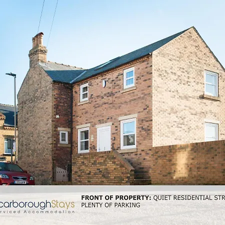 Hibernia Place, 3 Bedroom Townhouse With Patio & Seating Area - Free Parking