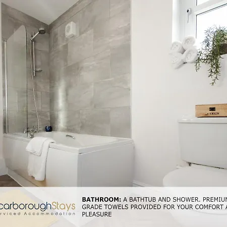 Hibernia Place, 3 Bedroom Townhouse With Patio & Seating Area - Free Parking 度假居